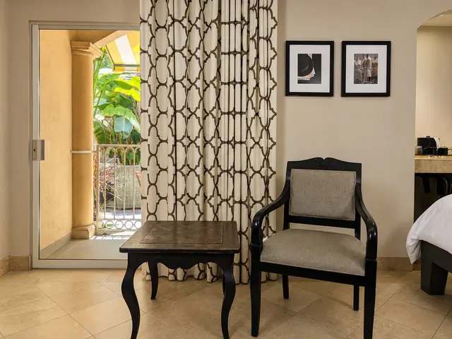 Starlet Double Queen | Ground floor with closet – Hollywood Hotel