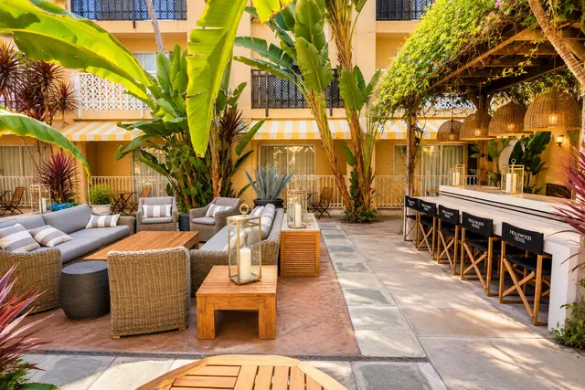 Starlet Double Queen | Ground floor with closet — Hollywood Hotel, Los Angeles (3/5)