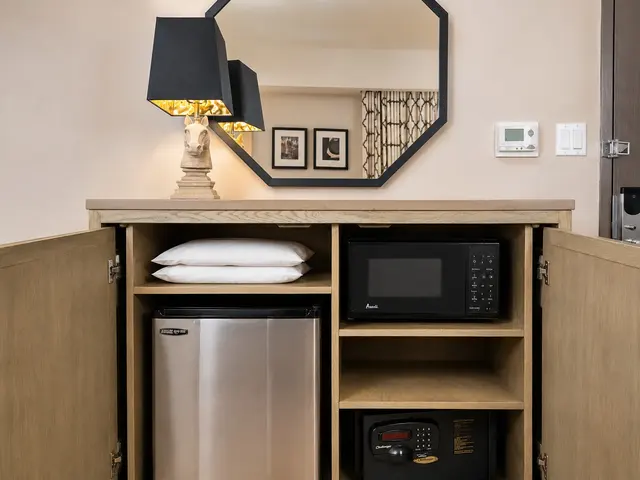 Starlet Double Queen | Ground floor with closet — room at Hollywood Hotel, Los Angeles — photo 6 of 6