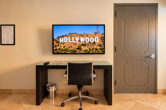 Starlet Double Queen | Ground floor with closet — room at Hollywood Hotel, Los Angeles — photo 8 of 9