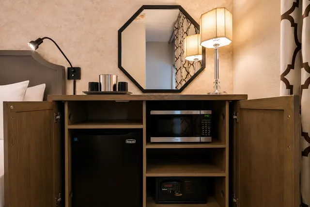 Starlet Double Queen | Hollywood hill view — room at Hollywood Hotel, Los Angeles — photo 5 of 8