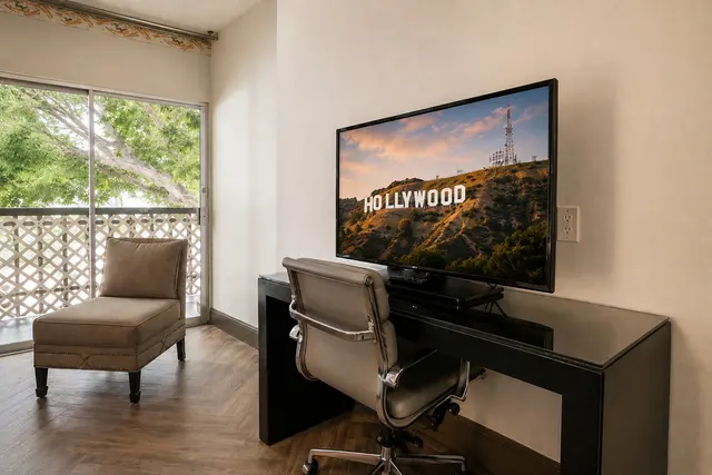 Starlet Double Queen | Hollywood hill view — room at Hollywood Hotel, Los Angeles — photo 7 of 8