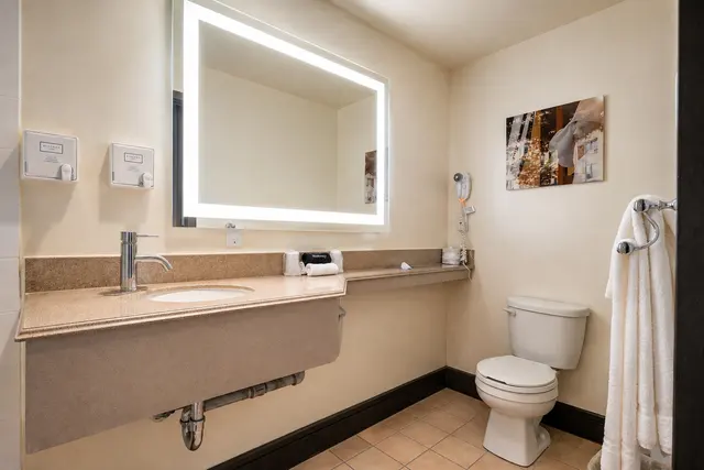 Starlet Double Queen | Hollywood sign view — room at Hollywood Hotel, Los Angeles — photo 5 of 7
