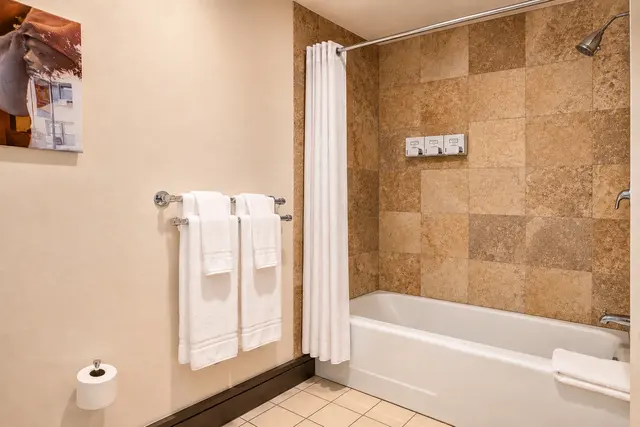 Starlet Double Queen | Spacious near exit stairs — room at Hollywood Hotel, Los Angeles — photo 4 of 6