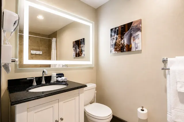 Starlet Double Queen | Spacious near exit stairs — room at Hollywood Hotel, Los Angeles — photo 5 of 6