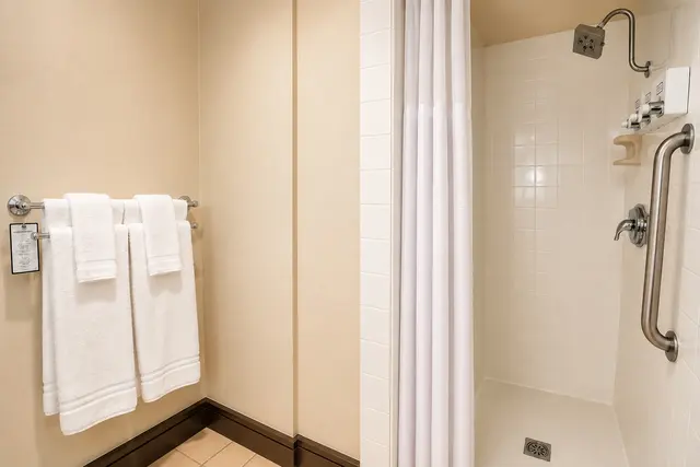 Starlet Double Queen | Spacious — room at Hollywood Hotel, Los Angeles — photo 2 of 8