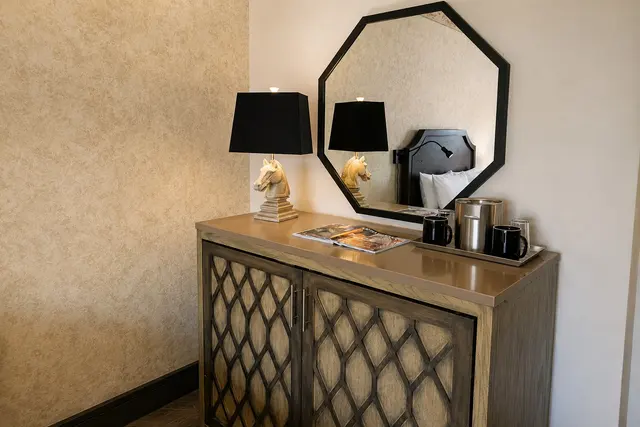 Starlet Double Queen | Spacious — room at Hollywood Hotel, Los Angeles — photo 3 of 8