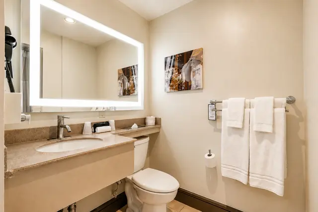 Starlet Double Queen | Spacious — room at Hollywood Hotel, Los Angeles — photo 4 of 8
