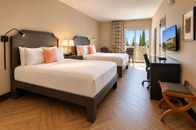 Starlet Double Queen | Top floor large room — room at Hollywood Hotel, Los Angeles — photo 11 of 12