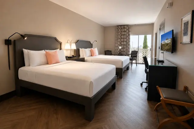 Starlet Double Queen | Top floor large room — room at Hollywood Hotel, Los Angeles — photo 2 of 8