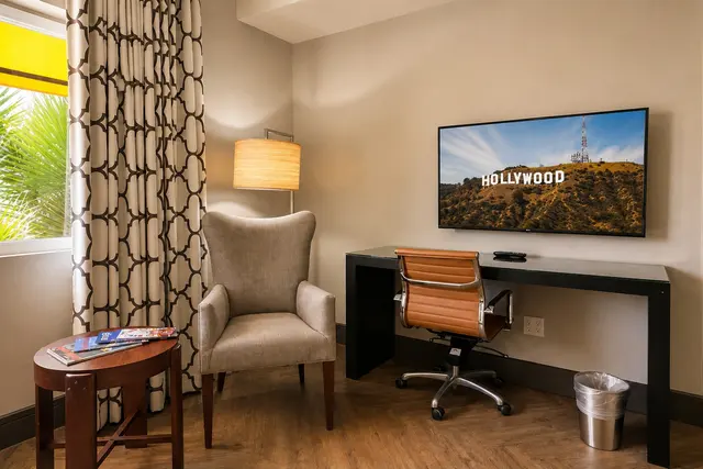 Starlet Double Queen | Top floor — room at Hollywood Hotel, Los Angeles — photo 2 of 7