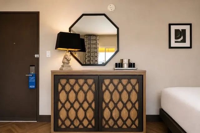 Starlet Double Queen | Top floor — room at Hollywood Hotel, Los Angeles — photo 4 of 7