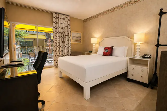 Starlet Queen | Bathtub on ground floor – Hollywood Hotel