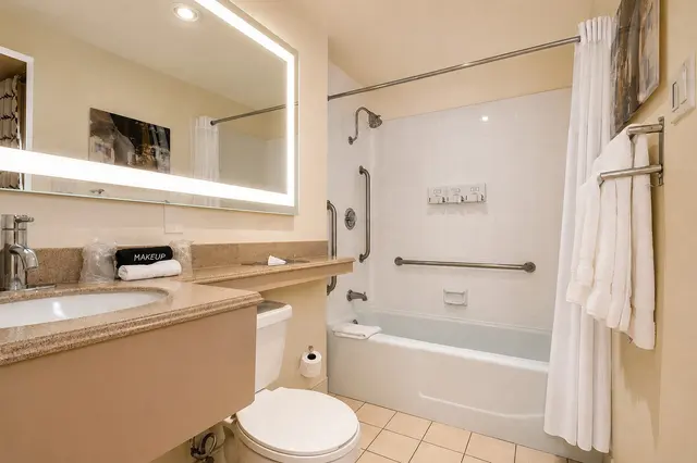 Starlet Queen | Bathtub on ground floor — room at Hollywood Hotel, Los Angeles — photo 2 of 7