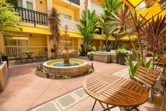 Starlet Queen | Bathtub on ground floor — room at Hollywood Hotel, Los Angeles — photo 7 of 7