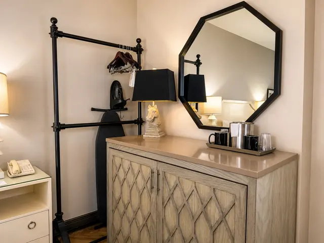 Starlet Queen | Bathtub — room at Hollywood Hotel, Los Angeles — photo 4 of 5