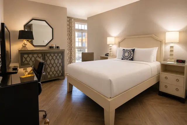Starlet Queen | Courtyard view — room at Hollywood Hotel, Los Angeles — photo 2 of 9