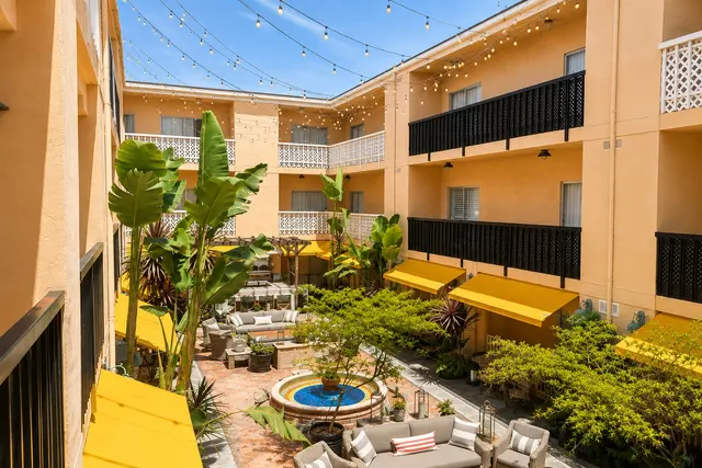 Starlet Queen | Courtyard view — room at Hollywood Hotel, Los Angeles — photo 3 of 9
