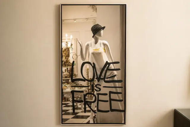 Starlet Queen | Courtyard view — room at Hollywood Hotel, Los Angeles — photo 7 of 9