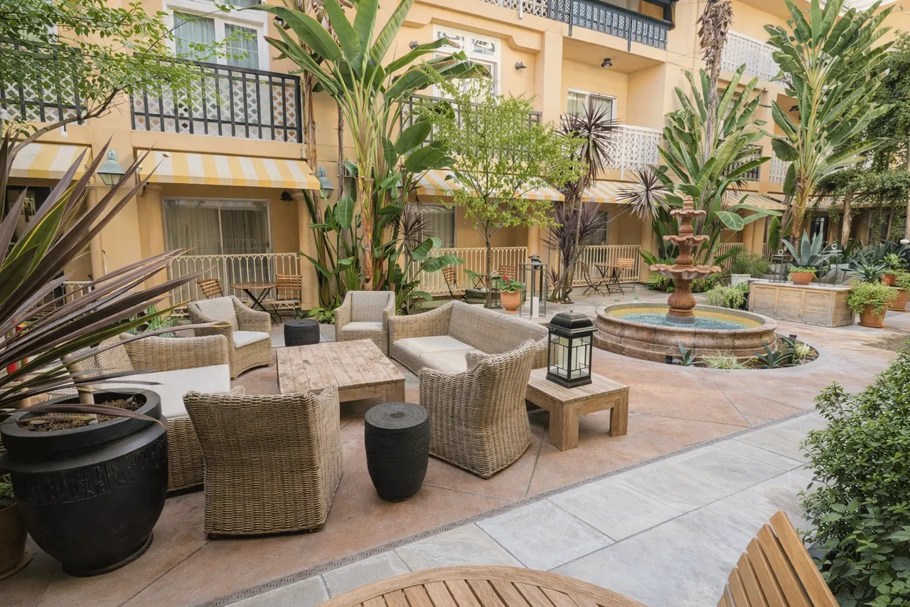 Starlet Queen | Courtyard view – Hollywood Hotel Los Angeles