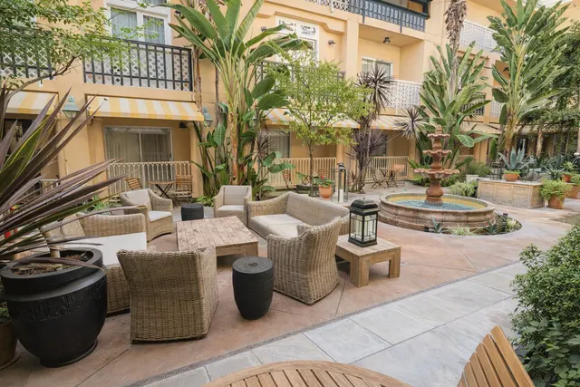 Starlet Queen | Courtyard view – Hollywood Hotel
