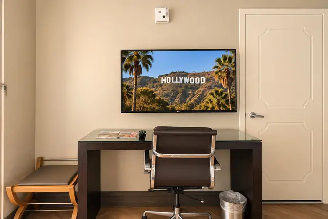 Starlet Queen | Courtyard view — room at Hollywood Hotel, Los Angeles — photo 5 of 6