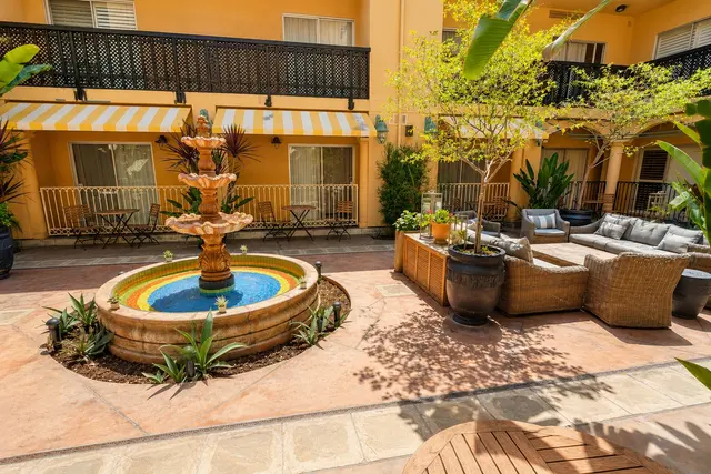 Starlet Queen | Courtyard view — Hollywood Hotel, Los Angeles (3/6)