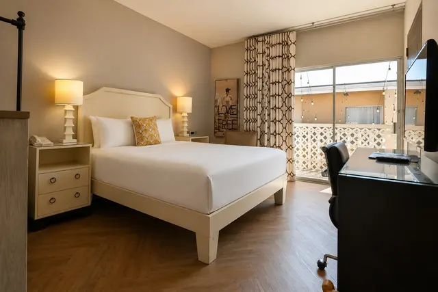 Starlet Queen | Cozy and near elevator — room at Hollywood Hotel, Los Angeles — photo 2 of 7