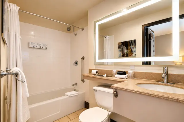 Starlet Queen | Cozy and near elevator — room at Hollywood Hotel, Los Angeles — photo 3 of 7