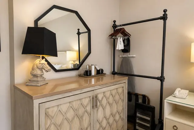 Starlet Queen | Cozy and near elevator — room at Hollywood Hotel, Los Angeles — photo 4 of 7