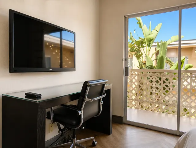 Starlet Queen | Cozy courtyard view – Hollywood Hotel