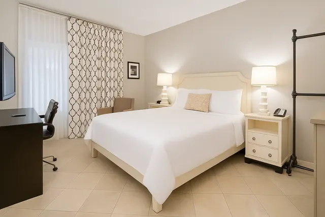 Starlet Queen | Cozy ground floor — room at Hollywood Hotel, Los Angeles — photo 2 of 3
