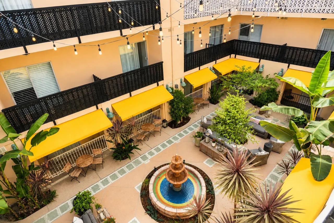 Starlet Queen | Cozy on top floor – Hollywood Hotel Los Angeles