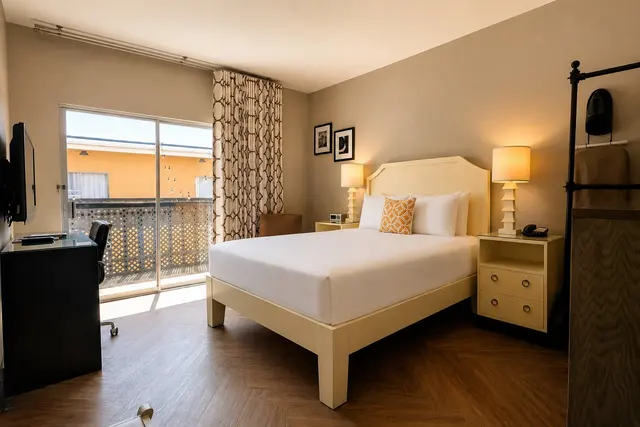 Starlet Queen | Cozy on top floor — room at Hollywood Hotel, Los Angeles — photo 2 of 7