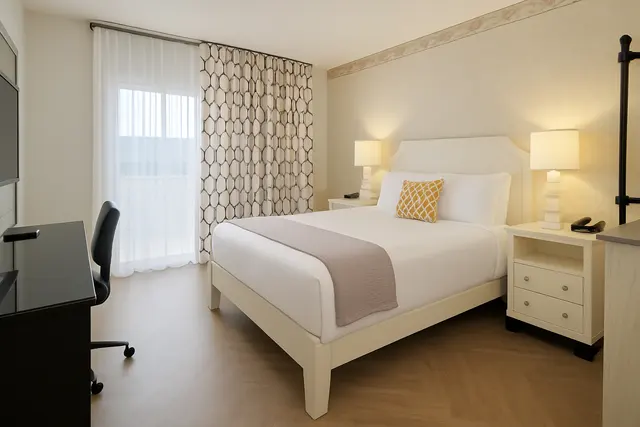 Starlet Queen | Cozy with tiled floor — room at Hollywood Hotel, Los Angeles — photo 2 of 3
