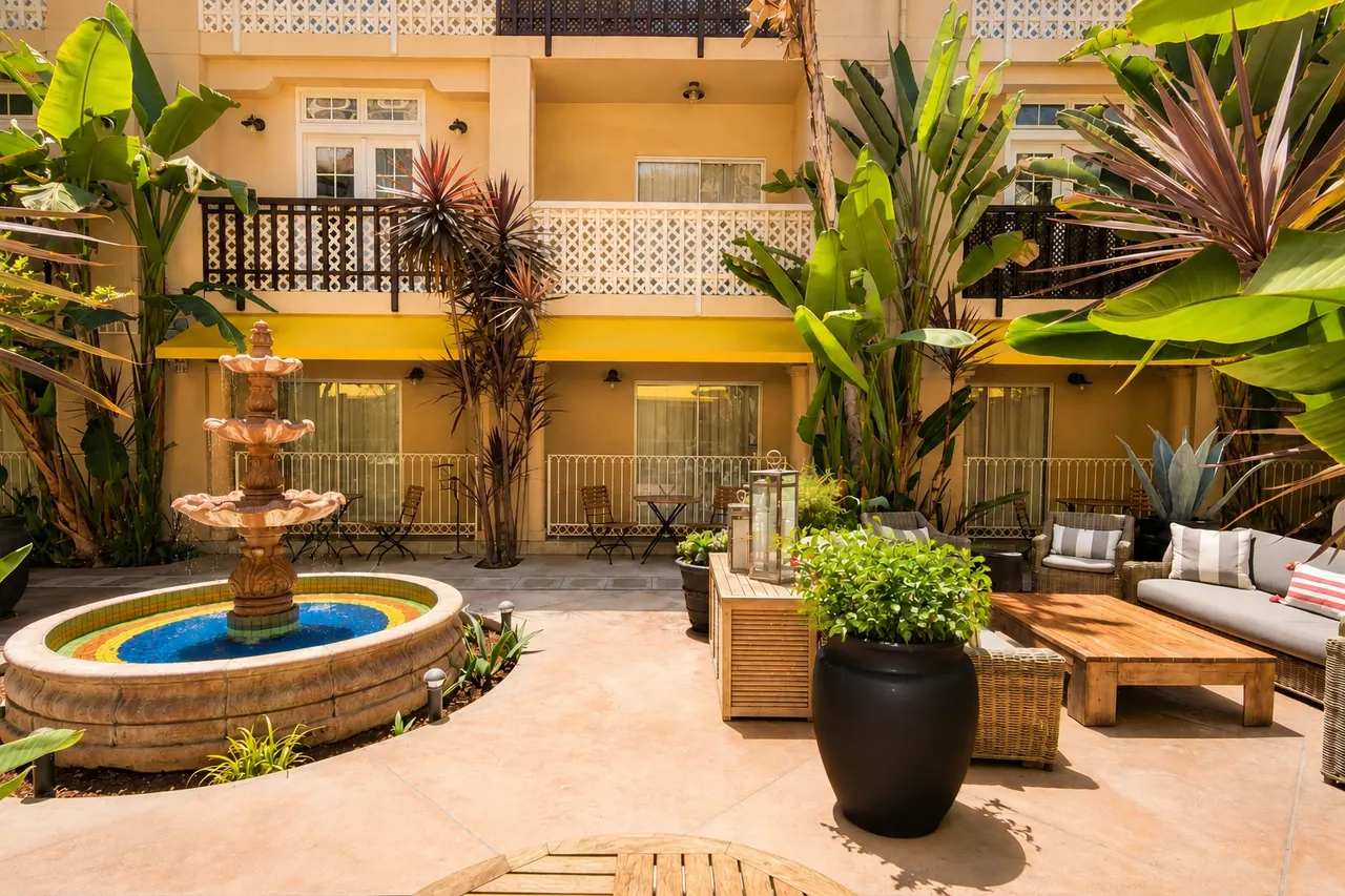 Starlet Queen | Ground floor – Hollywood Hotel