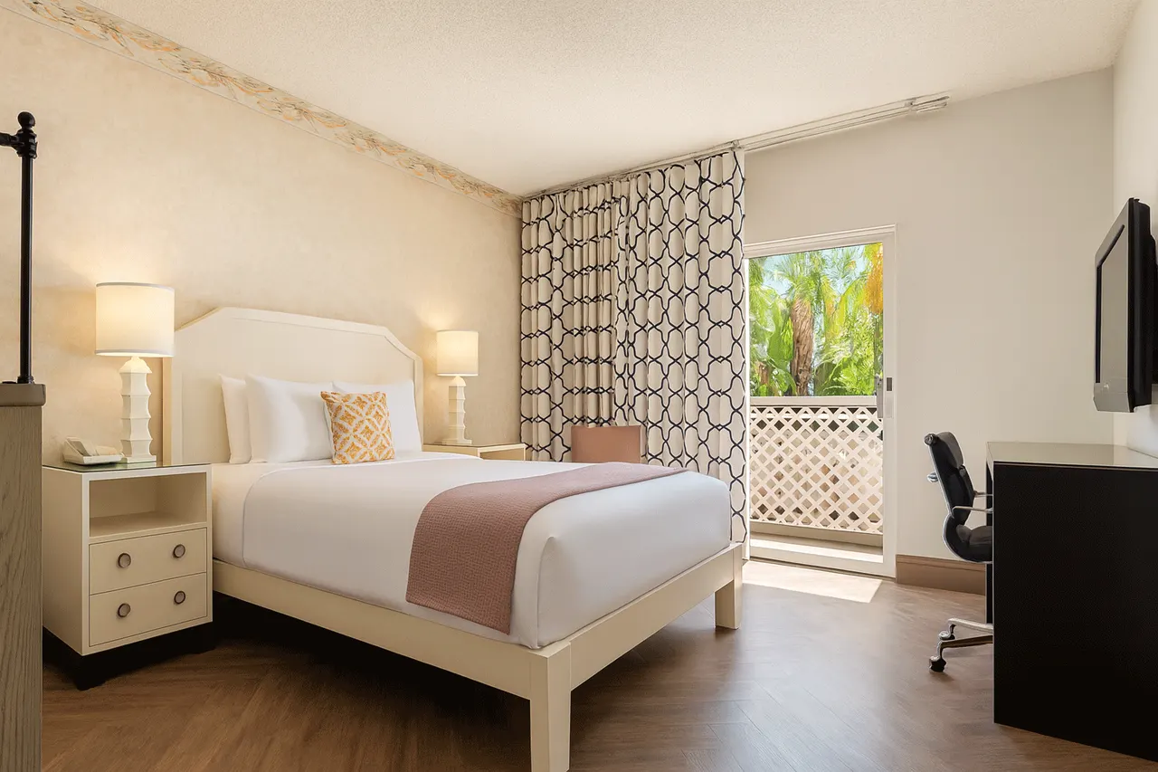 Starlet Queen | Main street view – Hollywood Hotel Los Angeles