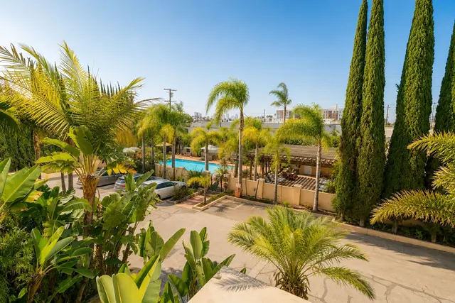 Starlet Queen | Pool view on second floor – Hollywood Hotel