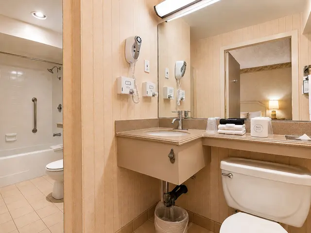 Starlet Queen | Rooms next to each other on ground floor — room at Hollywood Hotel, Los Angeles — photo 4 of 7