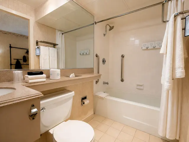 Starlet Queen | Rooms next to each other on ground floor — room at Hollywood Hotel, Los Angeles — photo 7 of 7