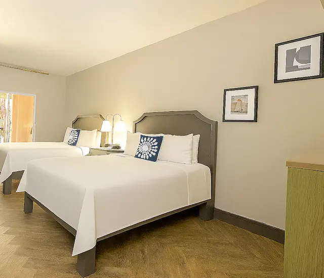 Starlet Queen | Rooms next to each other on ground floor — Hollywood Hotel, Los Angeles (2/2)