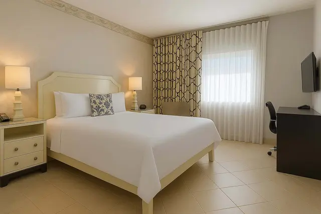 Starlet Queen | Single Traveller – Hollywood Hotel