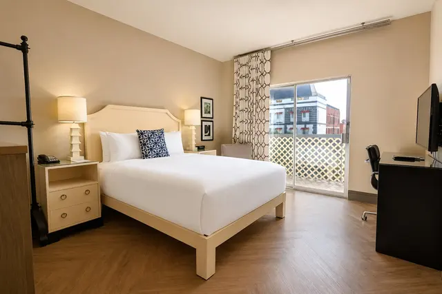 Starlet Queen | Sliding door balcony near elevator – Hollywood Hotel