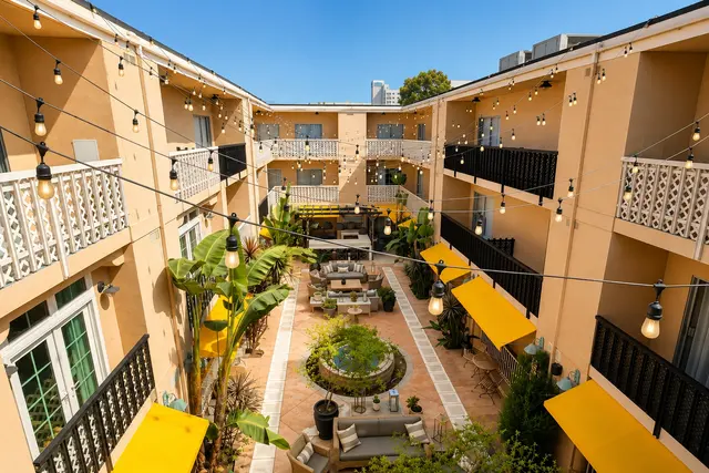 Starlet Queen | Sliding window – Hollywood Hotel