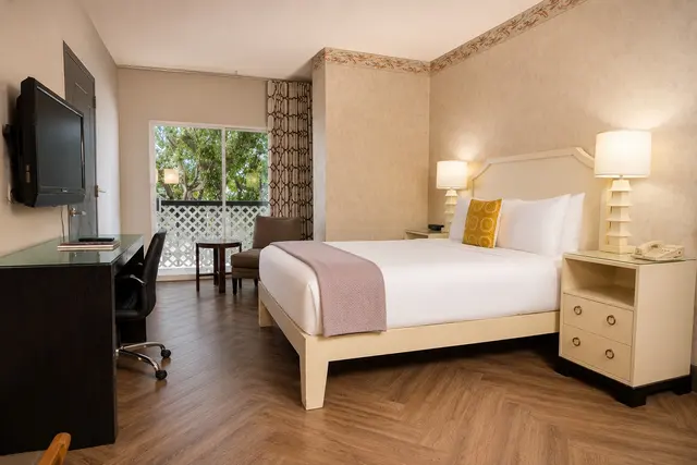 Starlet Queen | Spacious and away from elevator – Hollywood Hotel