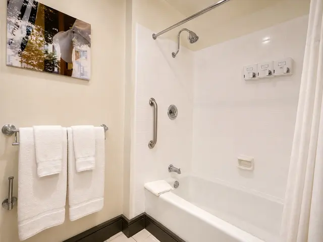 Starlet Queen | Spacious and away from elevator — Hollywood Hotel, Los Angeles (4/8)