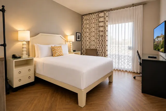 Starlet Queen | Spacious close to elevator — room at Hollywood Hotel, Los Angeles — photo 4 of 7