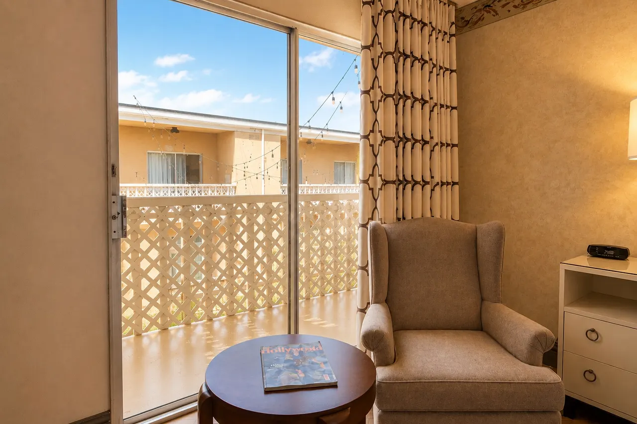 Starlet Queen | Spacious with bathtub – Hollywood Hotel Los Angeles
