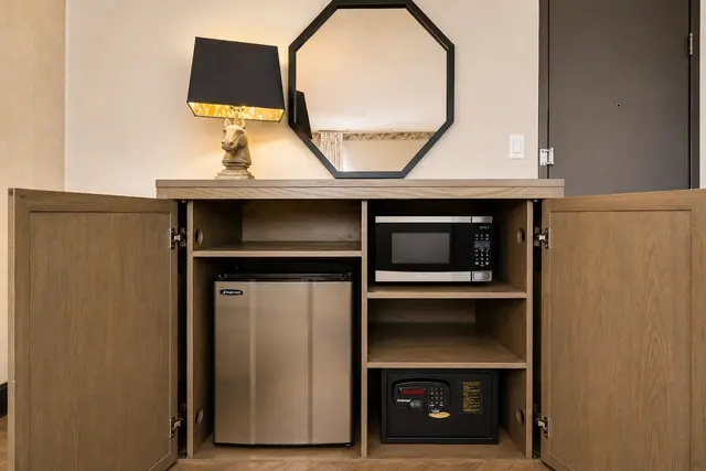 Starlet Queen | Spacious with bathtub — room at Hollywood Hotel, Los Angeles — photo 10 of 11