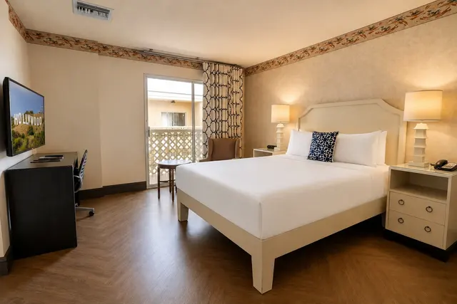Starlet Queen | Spacious with bathtub — room at Hollywood Hotel, Los Angeles — photo 2 of 11